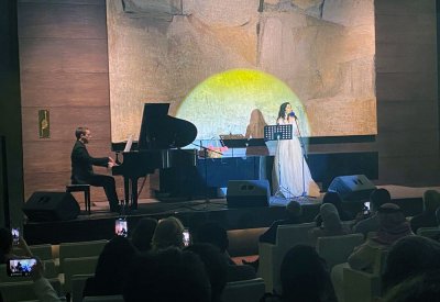 منحوتة معلقة وأمسية غنائية ساحرة في يوم الشعر العربي في مركز الشيخ إبراهيم