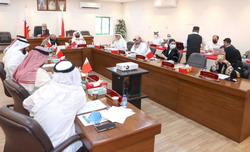 استبدال أعمدة الإنارة القديمة بقواعد علوية