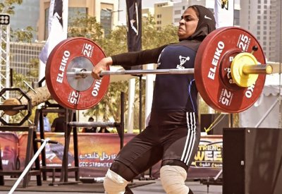 بالصور: فتيات يستعرضن عضلاتهن بساحة الأفنيوز