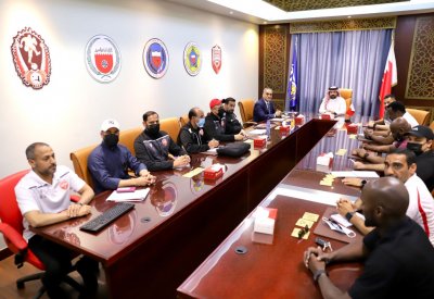 خليفة بن علي يجتمع مع الأجهزة الفنية لمنتخبات الفئات العمرية