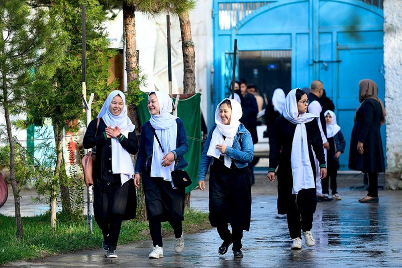 طالبان تأمر بإغلاق المدارس الثانوية للفتيات في أفغانستان بعد ساعات من إعادة فتحها