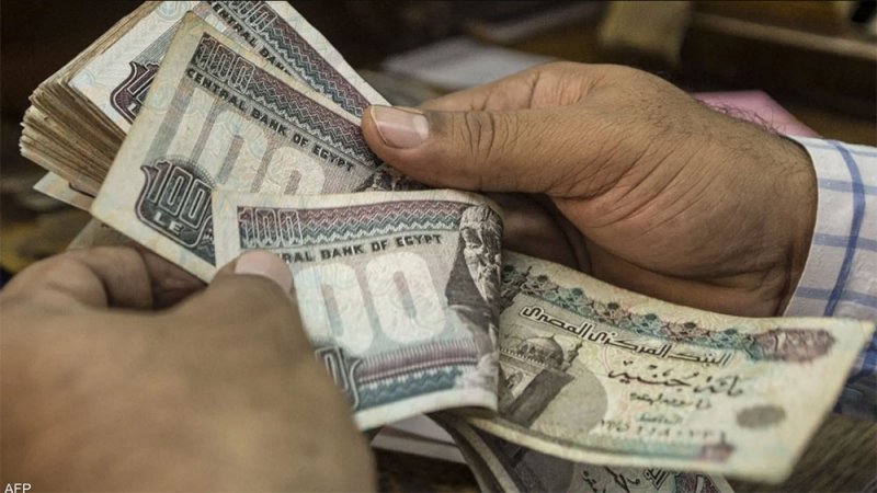 الجنيه المصري يواصل التراجع أمام الدولار