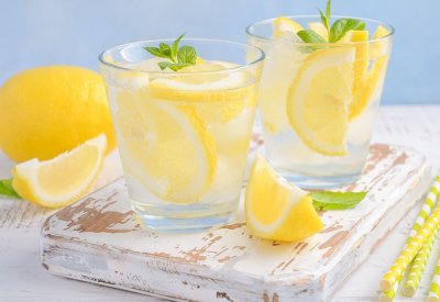 الماء بالليمون يحسن عملية هضم الطعام
