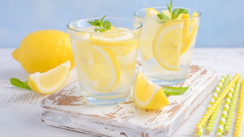 الماء بالليمون يحسن عملية هضم الطعام