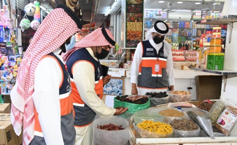 بالصور: وزارة الصناعة تكثّف الرقابة على الأسواق ومنافذ بيع المواد الغذائية