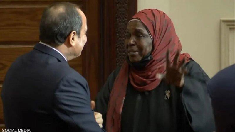 كرّمها السيسي.. قصة "مكة الأسوانية" أقدم رائدة ريفية بمصر
