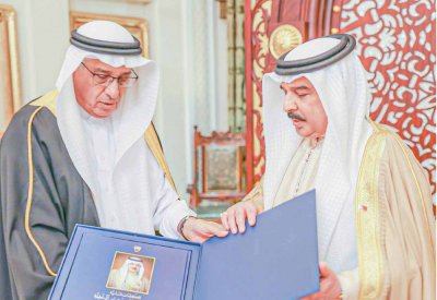 جلالة الملك: دور بارز لرجالات البحرين في مسيرة التحديث والتنمية