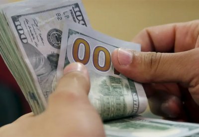 مصريون يتخلصون من الدولار لدخول سباق شهادة الـ 18%