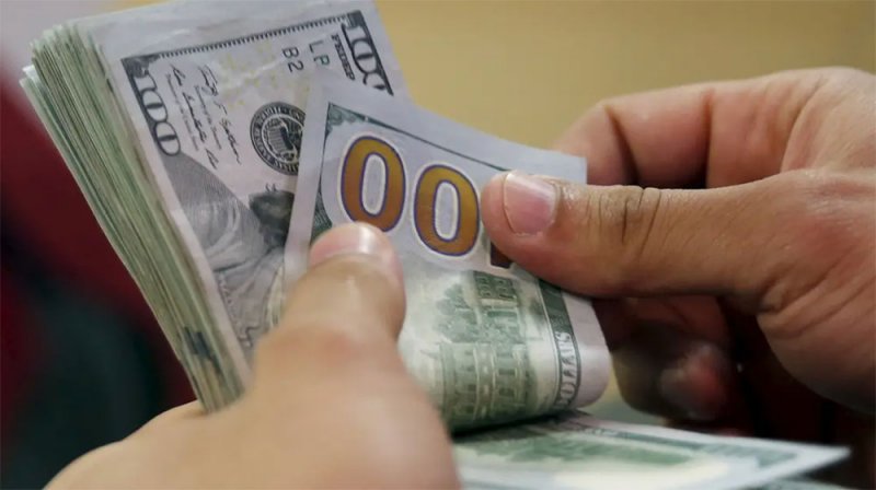 مصريون يتخلصون من الدولار لدخول سباق شهادة الـ 18%