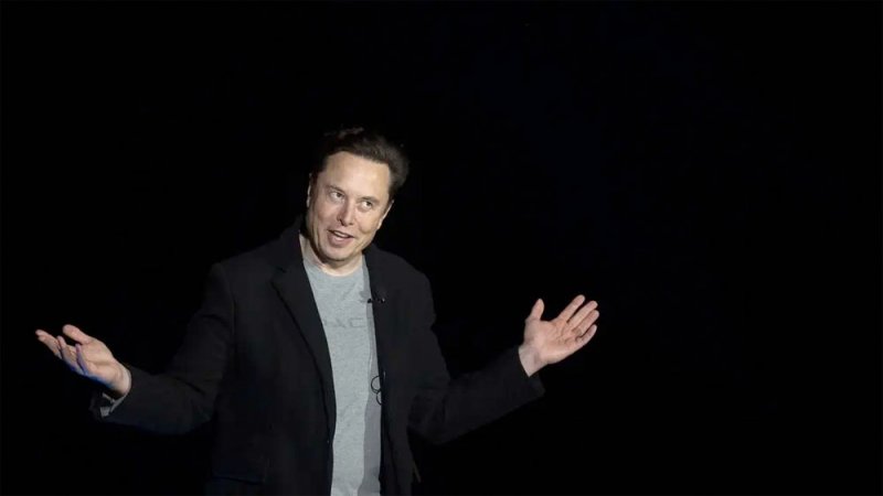 لماذا يفكر إيلون ماسك في إنشاء منصة تواصل اجتماعي؟