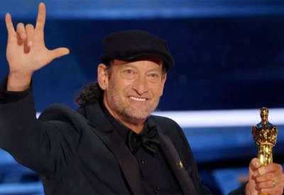 الممثل الأصم تروي كوتسور يدخل التاريخ من بوابة الأوسكار
