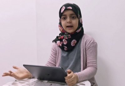 طالبة ابتدائي تبدع في التعليق على المباريات