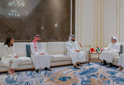 ناصر بن حمد يلتقي نائب حاكم دبي نائب رئيس مجلس الوزراء وزير المالية بدولة الإمارات