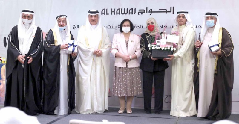 “الحواج” يكرم أعضاء الفريق الوطني للتصدي لـ“كورونا” وأمهاتهم