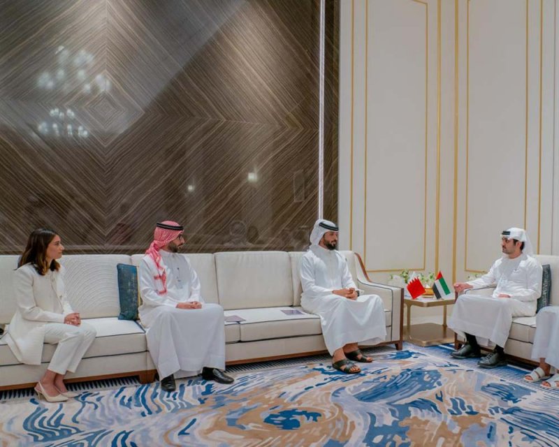 ناصر بن حمد يلتقي نائب حاكم دبي نائب رئيس مجلس الوزراء وزير المالية بدولة الإمارات