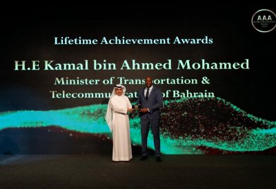 وزير المواصلات وشركة مطار البحرين يتسلمان جوائز تكريمية من مجلة "افيشن بزنس " القيادية