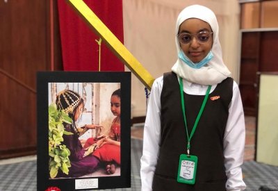 طالبة بحرينية مبدعة في التصوير رغم مشكلتها البصرية