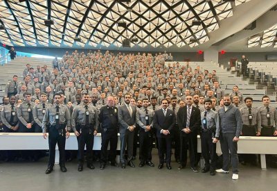 سفير مملكة البحرين لدى الولايات المتحدة الأمريكية يقوم بزيارة إلى أكاديمية شرطة مدينة نيويورك