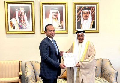 رئيس مجموعة اللولو المالية أديب أحمد يحصل على الإقامة الذهبية