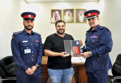 مدير إدارة الجوازات يستقبل أول المستفيدين من خدمة إصدار الجواز إلكترونياً