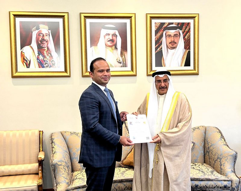 رئيس مجموعة اللولو المالية أديب أحمد يحصل على الإقامة الذهبية