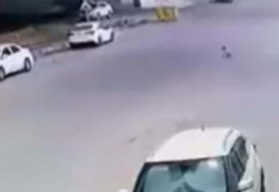 بالفيديو: رضيع يحبو وسط الشارع.. وهذا ما حصل