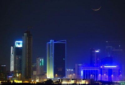 بالصور : هلال شهر رمضان المبارك للعام 1443 هجرية يزين سماء مملكة البحرين