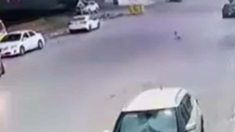 بالفيديو: رضيع يحبو وسط الشارع.. وهذا ما حصل