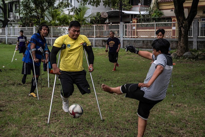 إندونيسي يمارس شغفه بكرة القدم...بساق واحدة