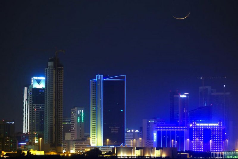 بالصور : هلال شهر رمضان المبارك للعام 1443 هجرية يزين سماء مملكة البحرين