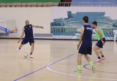 بالصور: أحمر الصالات يستعد للتصفيات الآسيوية في الإمارات