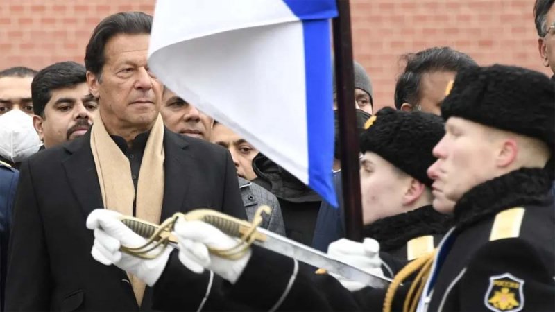 عمران خان يحل الحكومة.. ويصرح "دولة" تتدخل بشأننا