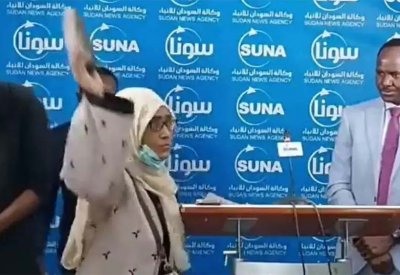 بالفيديو: صحفية ترمي سياسيًا بحذائها