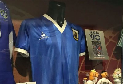 فانيلة مارادونا للبيع بـ 5 ملايين