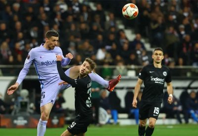 برشلونة ينجو من آينتراخت فرانكفورت بهدف توريس