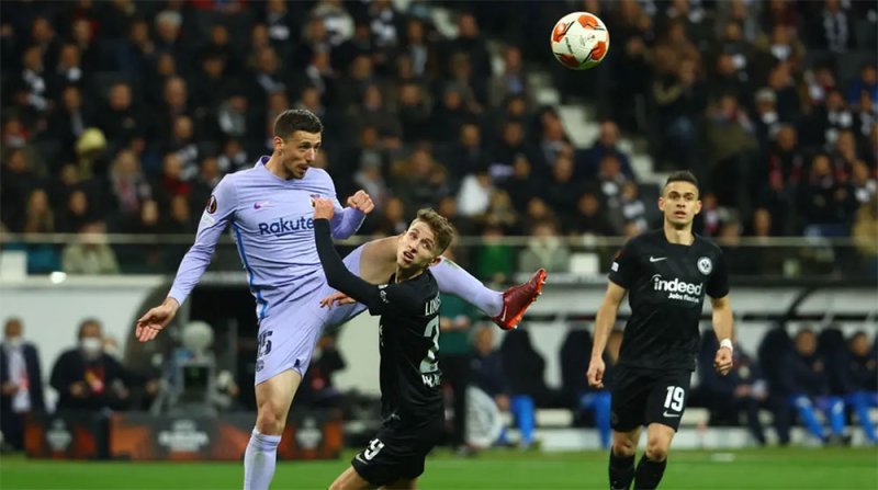 برشلونة ينجو من آينتراخت فرانكفورت بهدف توريس