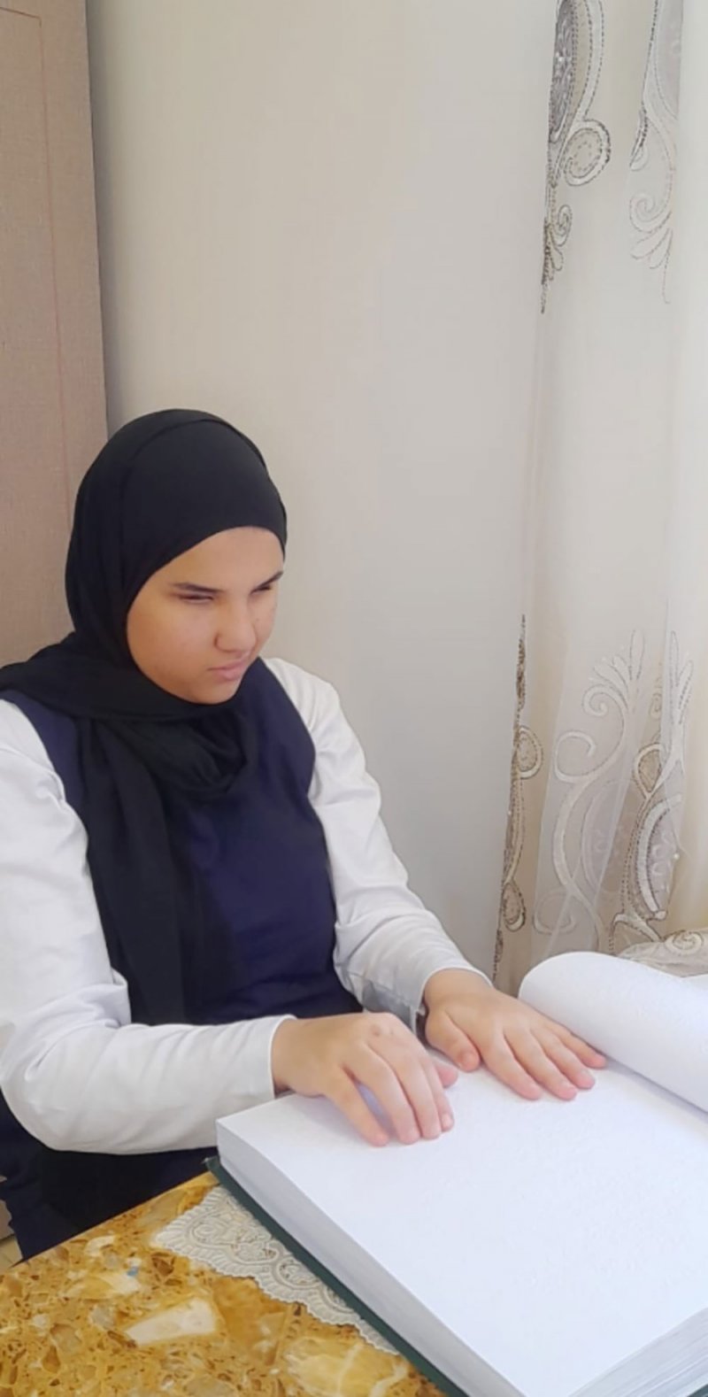 كفيفة تتألق بتلاوة القرآن في الفعاليات المدرسية 