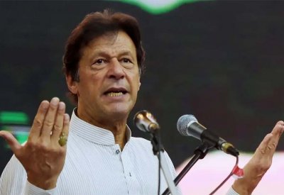 بلد لم يكمل أي رئيس حكومة فيه.. وعمران خان "مؤامرة خارجية"