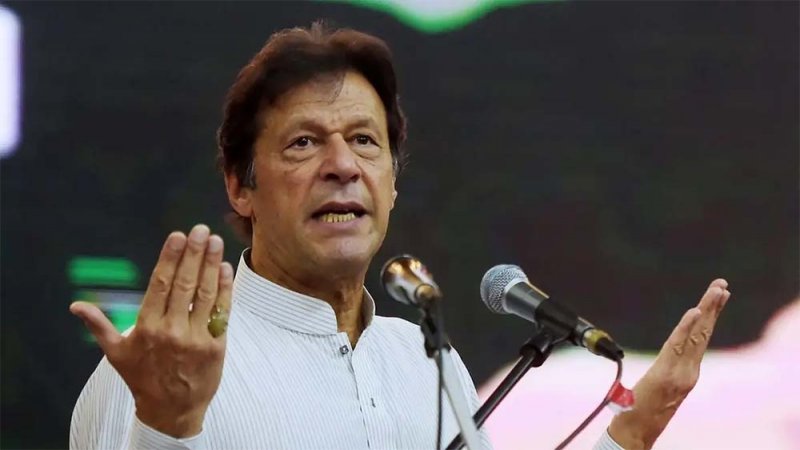بلد لم يكمل أي رئيس حكومة فيه.. وعمران خان "مؤامرة خارجية"