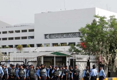 نواب حزب عمران خان يحتجون.. استقالة جماعية من البرلمان