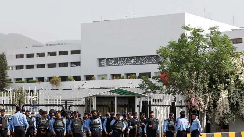 نواب حزب عمران خان يحتجون.. استقالة جماعية من البرلمان