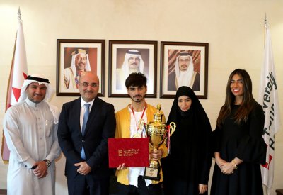 منحة دراسية مدفوعة بالكامل لبطل كمال الأجسام