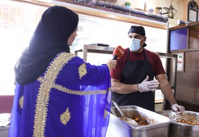 منال الشيخ تتعرف على طريقة عمل الثريد بالمطاعم