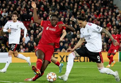 ليفربول يتعادل مع بنفيكا ويتأهل إلى نصف النهائي