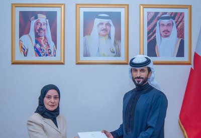 ناصر بن حمد يتسلم كتاب برلمان الشباب من رئيس مجلس النواب