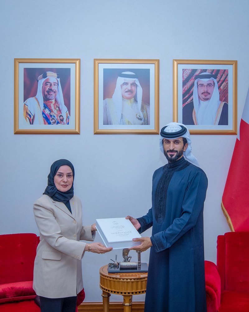 ناصر بن حمد يتسلم كتاب برلمان الشباب من رئيس مجلس النواب