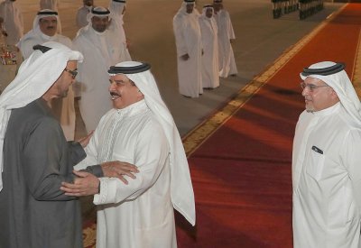 جلالة الملك المفدى في مقدمة مودعي ولي عهد أبوظبي