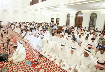 بالصور: جموع يحيون صلاة التراويح بجامع الشيخة موزة بالرفاع