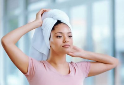 أبرزها المنشفة القطنية.. 5 عادات سيئة تدمر صحة الشعر