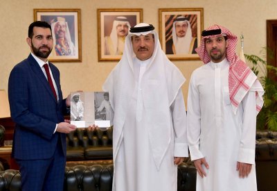 حميدان يتسلم نسخة من كتاب "البرفسور خليل شبر.. كيمياء العطاء"